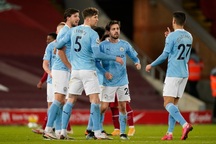 Liverpool 1-4 Man City: Ba phút thảm họa của thủ thành Alisson