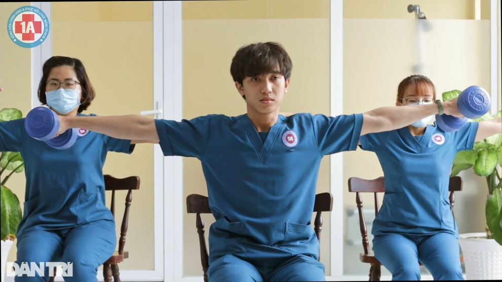 Bác sĩ dạy tập phục hồi phổi cho bệnh nhân Covid-19 tự thực hiện tại nhà - 2 Bác sĩ dạy tập phục hồi phổi cho bệnh nhân Covid-19 tự thực hiện tại nhà - 2