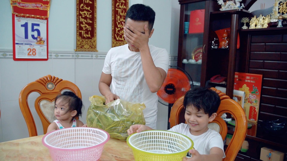 Phan Hiển lần đầu vào bếp lóng ngóng nấu cơm thay Khánh Thi - 4 Phan Hiển lần đầu vào bếp lóng ngóng nấu cơm thay Khánh Thi - 4
