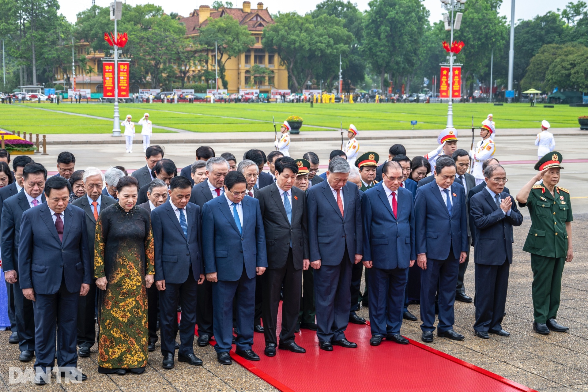 Sáng nay lãnh đạo Đảng, Nhà nước vào Lăng viếng Chủ tịch Hồ Chí Minh - 4 Sáng nay lãnh đạo Đảng, Nhà nước vào Lăng viếng Chủ tịch Hồ Chí Minh - 4