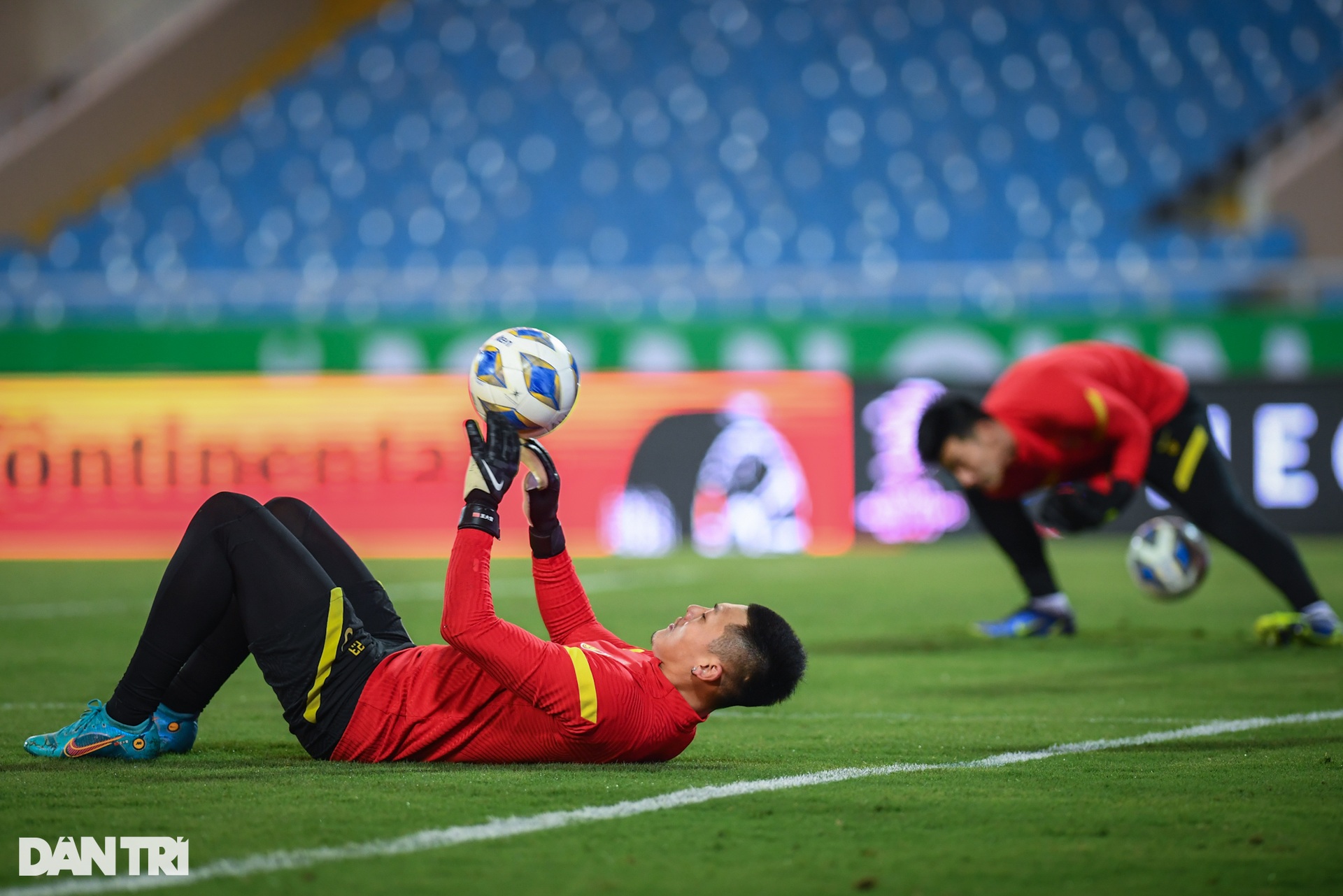 Cầu thủ Trung Quốc cầu nguyện trên sân Mỹ Đình trước trận gặp Việt Nam - 9