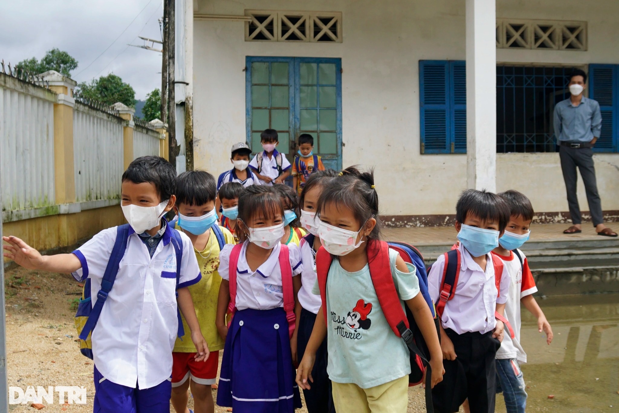 Thầy cô gieo chữ ở ngôi làng biệt lập: 30 năm chưa được nhận hoa ngày 20-11 - 1 Thầy cô gieo chữ ở ngôi làng biệt lập: 30 năm chưa được nhận hoa ngày 20-11 - 1