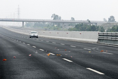 Vàng mã rải đầy trên cao tốc Hà Nội - Hải Phòng