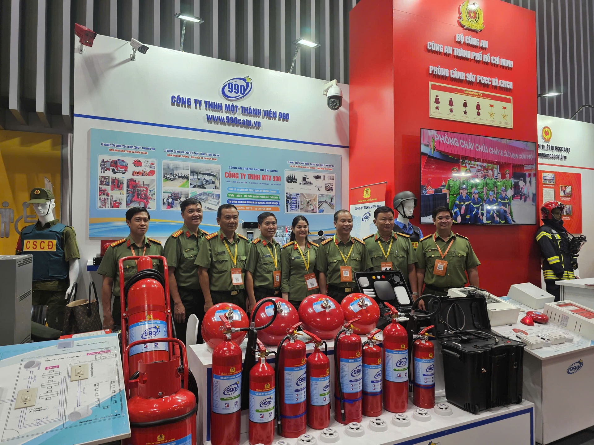 Thủ tướng tham quan triển lãm quốc tế về kỹ thuật và phương tiện PCCC, CNCH - 10 Thủ tướng tham quan triển lãm quốc tế về kỹ thuật và phương tiện PCCC, CNCH - 10