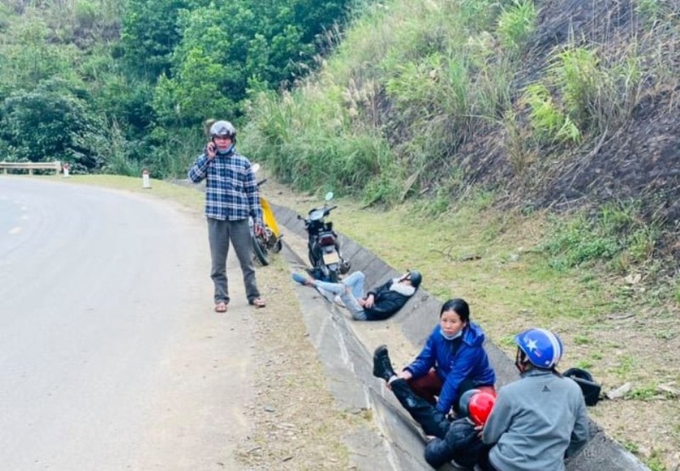 CSGT sơ cứu, dùng xe chuyên dụng chở cô gái bị gãy chân do tai nạn đi viện - 1 CSGT sơ cứu, dùng xe chuyên dụng chở cô gái bị gãy chân do tai nạn đi viện - 1