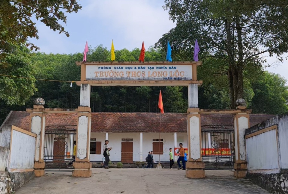 Trường sắp sập, học sinh phải học tạm trong nhà xe cũ - 1 Trường sắp sập, học sinh phải học tạm trong nhà xe cũ - 1