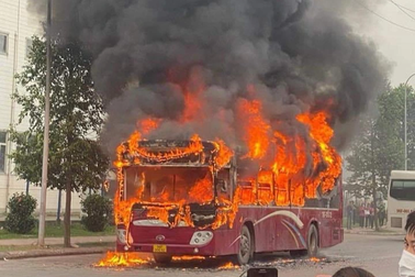 Xe chở hàng chục công nhân bốc cháy ngay trước cổng công ty