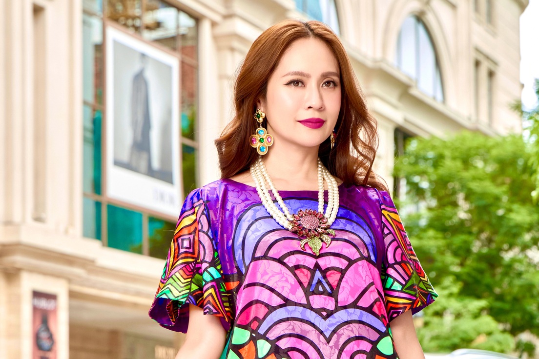 Diễn viên Thanh Thúy khoe vẻ đẹp không tuổi với đầm chất liệu lụa