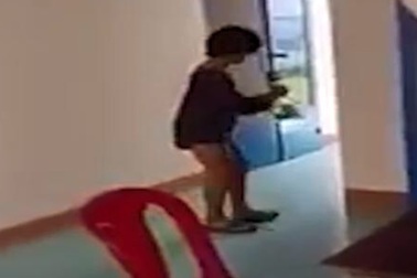 Học sinh mang xăng vào đốt trường, nhiều học sinh khác “cổ vũ”