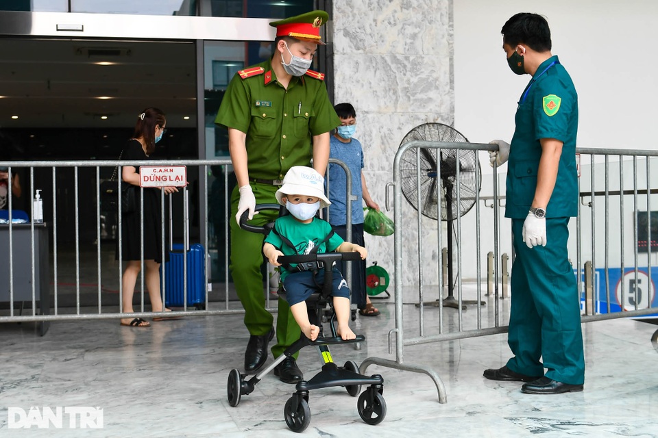 Lập rào chắn cách ly tòa nhà có ca nhiễm SARS-CoV-2 mới tại quận Thanh Xuân - 8 Lập rào chắn cách ly tòa nhà có ca nhiễm SARS-CoV-2 mới tại quận Thanh Xuân - 8