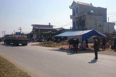 Hai bố con chết thảm trên đường về quê