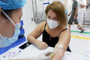 Hành động bất ngờ của người phụ nữ Mỹ từng mắc Covid-19 tại Việt Nam