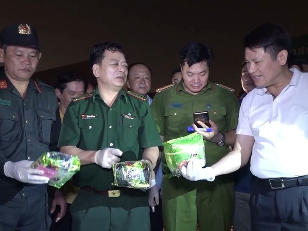Lật mặt gã cảnh sát nước ngoài biến chất móc nối làm ăn ở Việt Nam - 1 Lật mặt gã cảnh sát nước ngoài biến chất móc nối làm ăn ở Việt Nam - 1