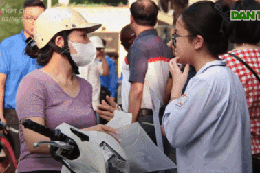 Tình yêu thương, nỗi niềm của các bậc cha mẹ trong kỳ thi lớp 10 ở Hà Nội