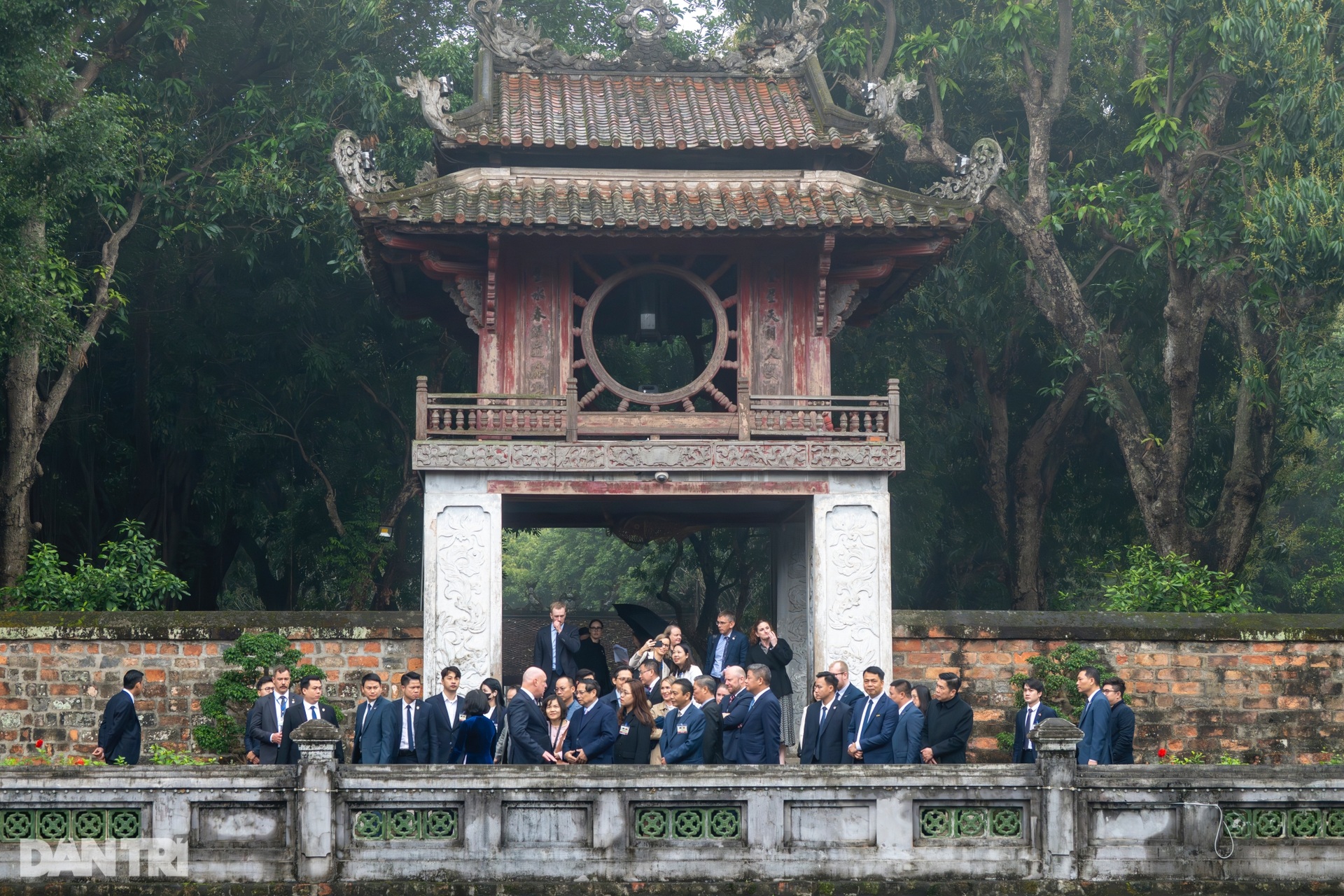 Hai Thủ tướng cùng trải nghiệm đánh đàn bầu tại Văn Miếu - Quốc Tử Giám - 4 Hai Thủ tướng cùng trải nghiệm đánh đàn bầu tại Văn Miếu - Quốc Tử Giám - 4