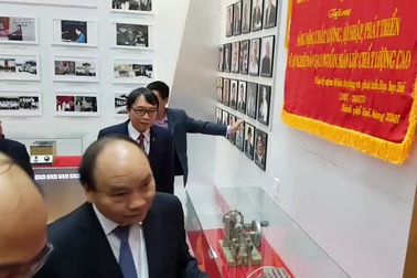 Thủ tướng thăm Nhà truyền thống Đại học Huế