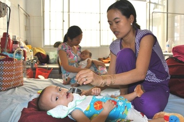 Trẻ em “đua nhau” nhập viện vì nắng nóng