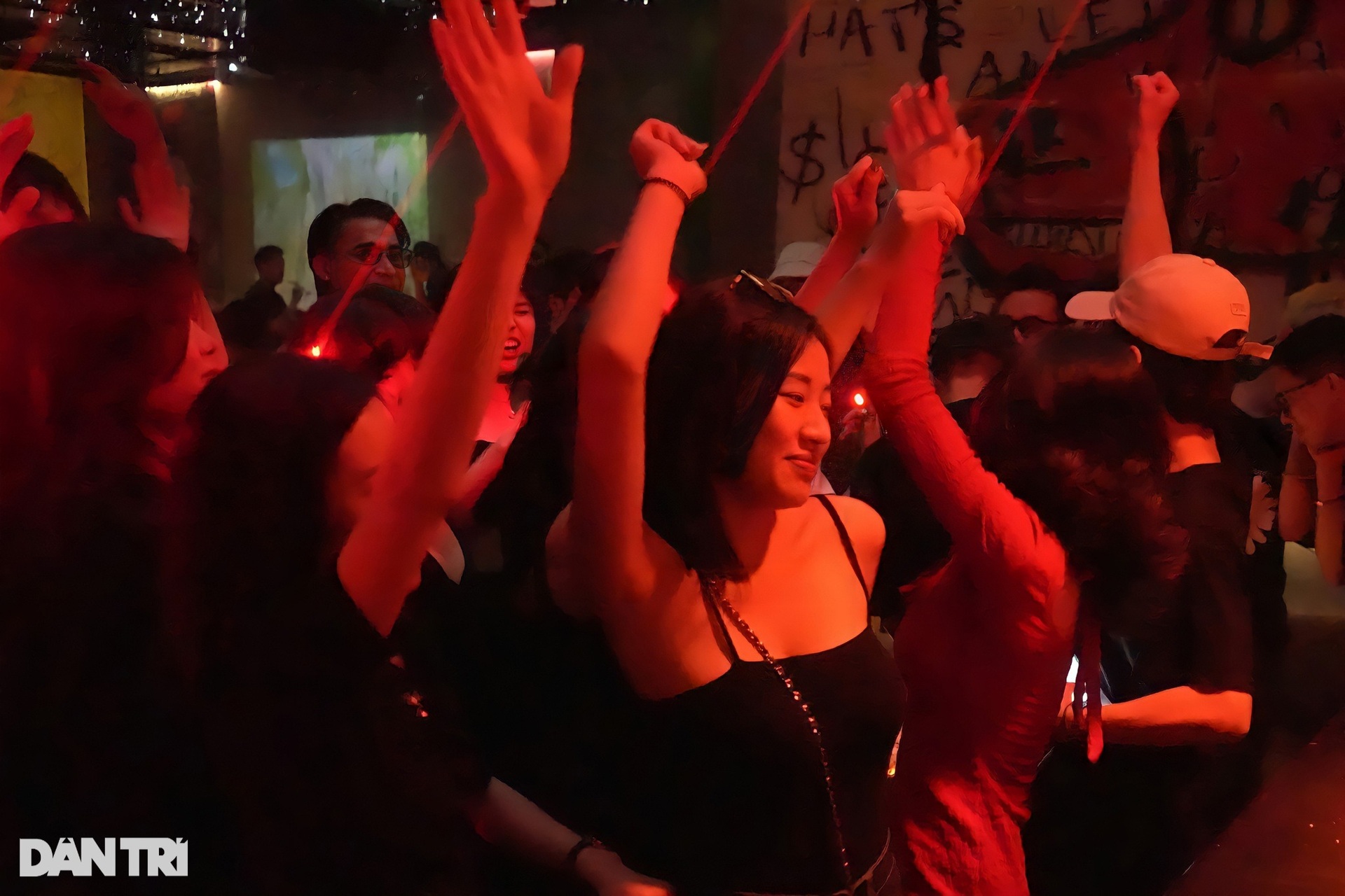 Giới trẻ Hà Nội xuyên đêm quẩy hết mình trong ngày đầu quán bar mở lại - 10 Giới trẻ Hà Nội xuyên đêm quẩy hết mình trong ngày đầu quán bar mở lại - 10