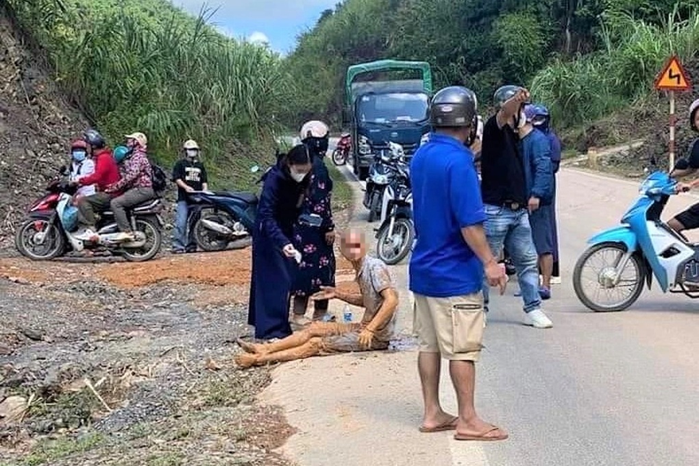 Đất đá sạt lở trúng người, người đàn ông thoát chết may mắn - 1 Đất đá sạt lở trúng người, người đàn ông thoát chết may mắn - 1
