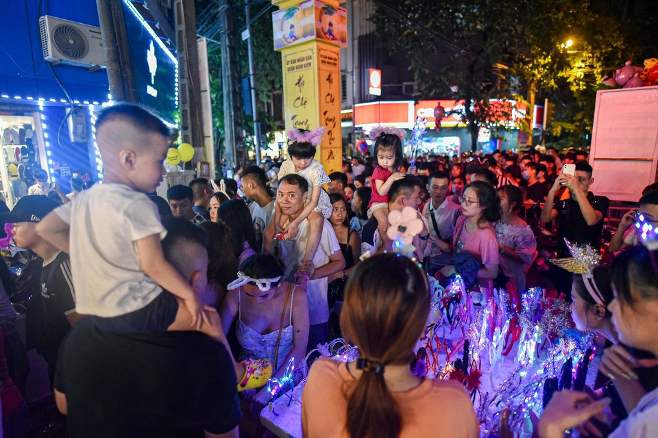 Trung thu: Người lớn chen vã mồ hôi, trẻ em mếu máo vì kẹt giữa biển người - 5