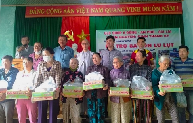 CLB shop 0 đồng trao quà cho người dân gặp khó khăn sau khi bi lu lut