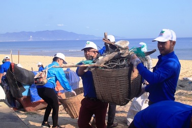 Bình Định: Công an, bộ đội, thanh niên, học sinh nhặt rác làm sạch biển