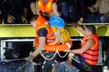 Thưởng “nóng” lực lượng giải cứu 20 người trên xe khách bị lũ cuốn