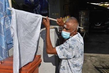 Malaysia rợp cờ trắng giữa lúc Đông Nam Á quay cuồng vì Covid-19