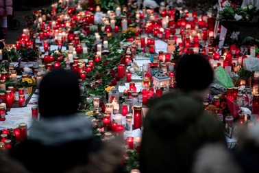 Mẹ và hai con gái trình diện cảnh sát vì thả đèn trời gây hỏa hoạn nghiêm trọng