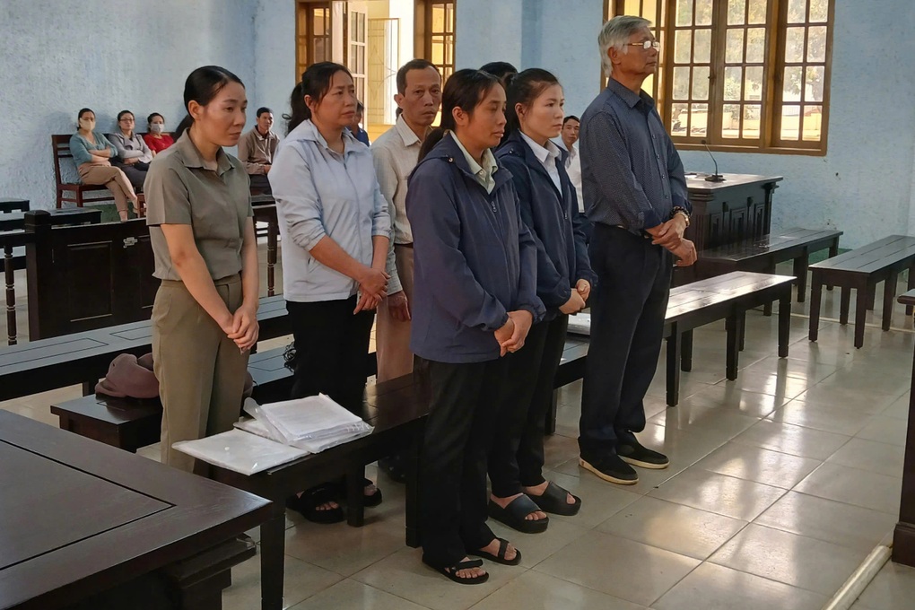 Cựu phó chủ tịch huyện và thuộc cấp lĩnh án vì làm sổ đỏ khống - 1 Cựu phó chủ tịch huyện và thuộc cấp lĩnh án vì làm sổ đỏ khống - 1