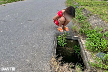 Hàng loạt nắp cống ở Hà Nội "mất tích", dân cắm củi cảnh báo nguy hiểm