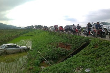 Xe ô tô con đi chúc tết bay xuống ruộng như phim