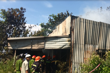 Lửa thiêu rụi 3 căn nhà giữa trưa