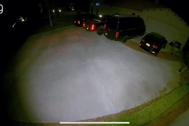 Cựu vô địch UFC vác súng đuổi kẻ gian chạy trối chết