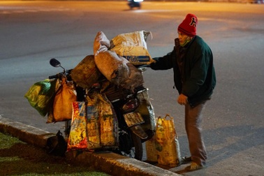 Người lao động nghèo Đà Nẵng lầm lũi mưu sinh trong giá rét