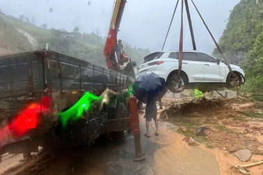 Huế tiếp tục mưa lớn, nước lũ dâng nhanh, cao tốc La Sơn - Túy Loan tê liệt