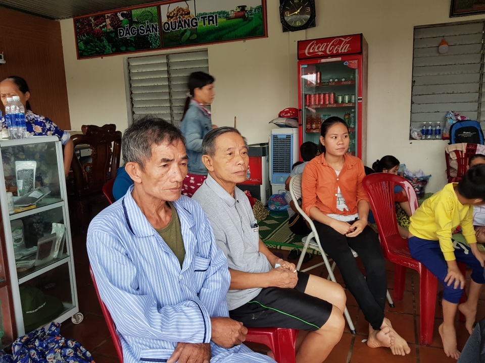 Nước dâng bất ngờ, người dân hối hả chạy lũ - 17 Nước dâng bất ngờ, người dân hối hả chạy lũ - 17