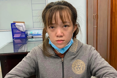 Giả vờ hỏi mua vàng, nữ quái nhanh tay lấy trộm 2 xấp tiền