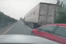 Nổi bật tuần qua: Xe con vượt ẩu gây tai nạn như trong phim hành động