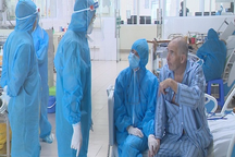 Vợ chồng cựu F0 người Anh: Bác sĩ Việt Nam quá phi thường!