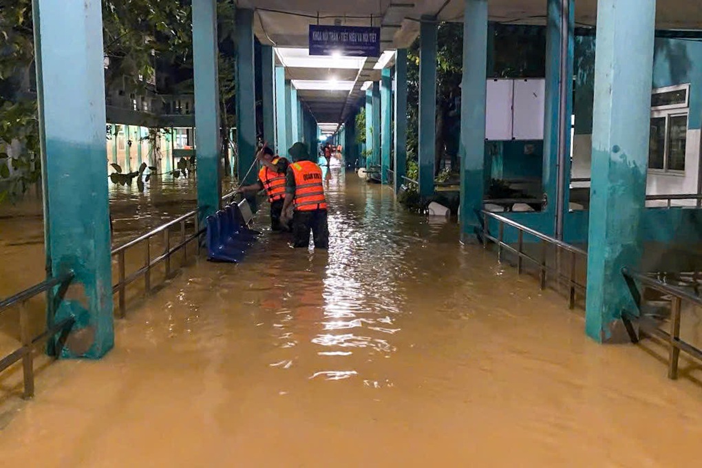 Lũ rút để lại lớp bùn dày trong hai bệnh viện lớn ở Đà Nẵng - 1 Lũ rút để lại lớp bùn dày trong hai bệnh viện lớn ở Đà Nẵng - 1