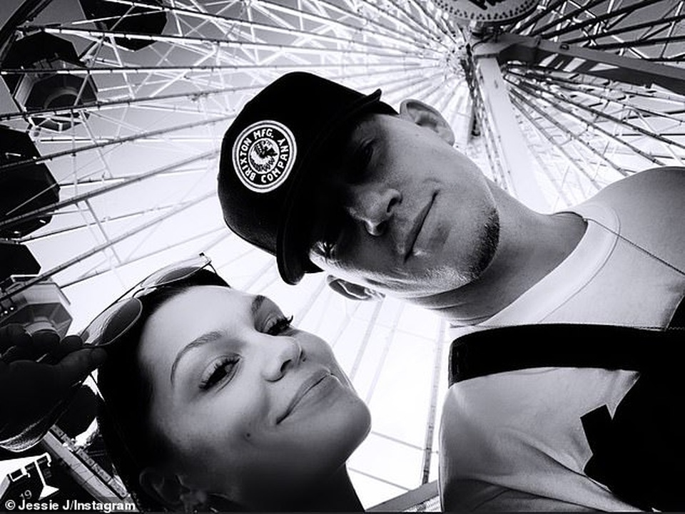 Jessie J gợi cảm chụp hình chào năm mới - 4 Jessie J gợi cảm chụp hình chào năm mới - 4