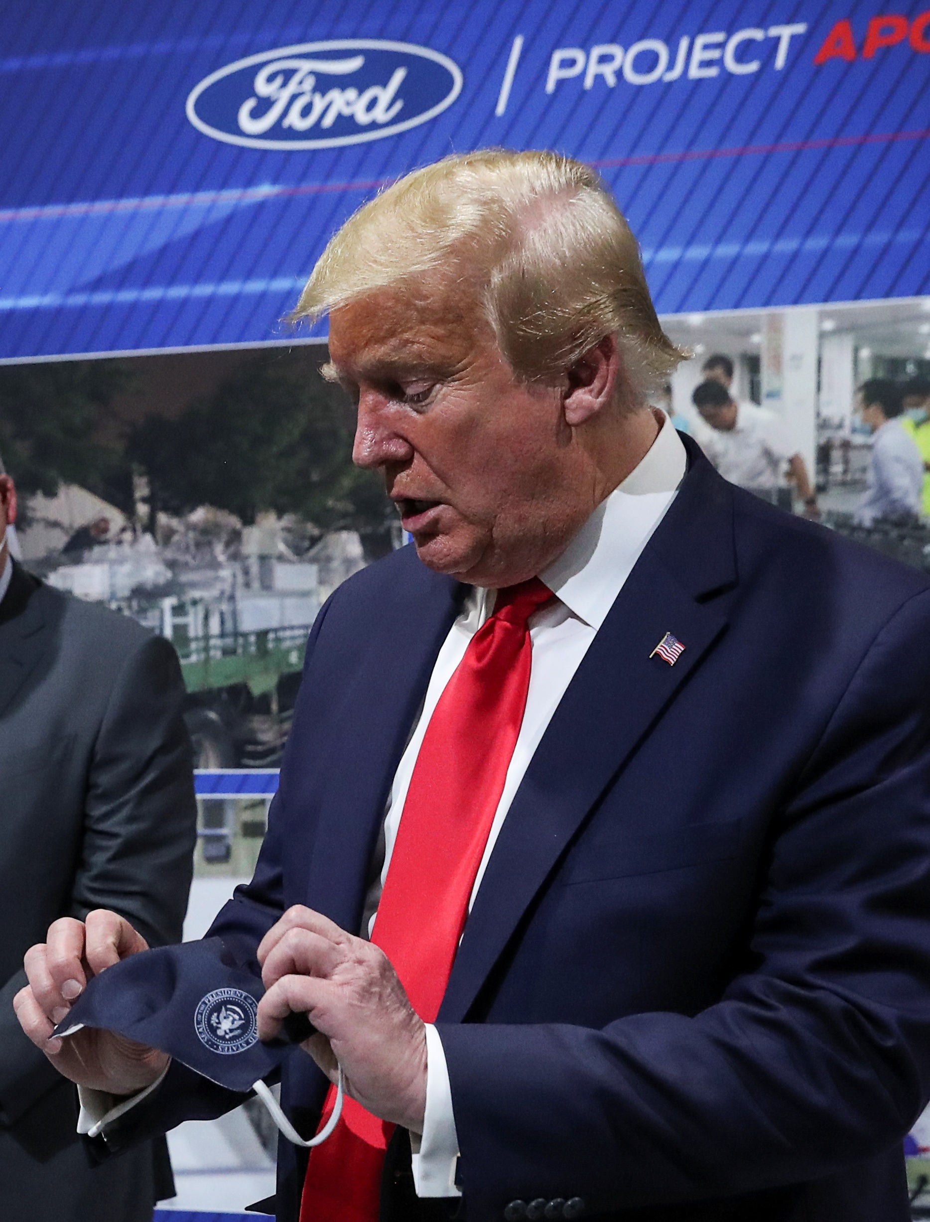 Ông Trump chỉ đeo khẩu trang “chớp nhoáng”, không muốn báo chí nhìn thấy - 2