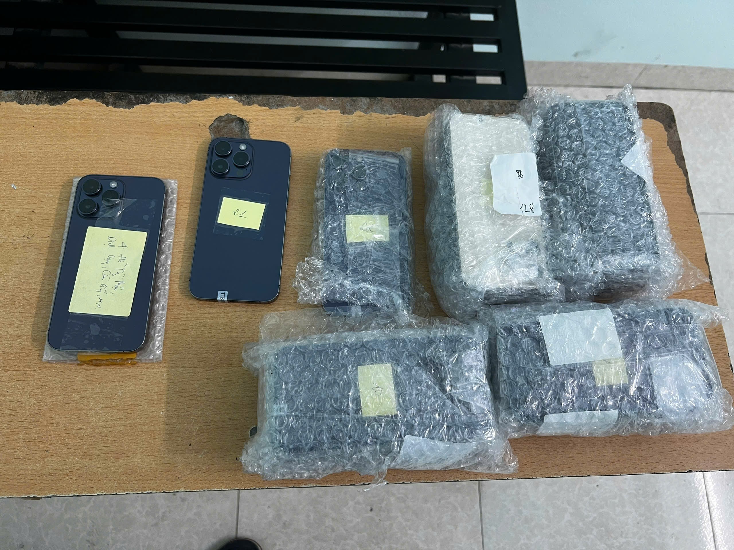 שולח גנב חבילה שהכילה 32 אייפונים בהאנוי - 2 Shipper trộm kiện hàng có 32 chiếc iPhone ở Hà Nội - 2