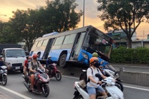 Xe buýt mất lái lao lên dải phân cách ở TPHCM