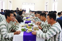 Ấm áp bữa cơm tất niên trong trại giam