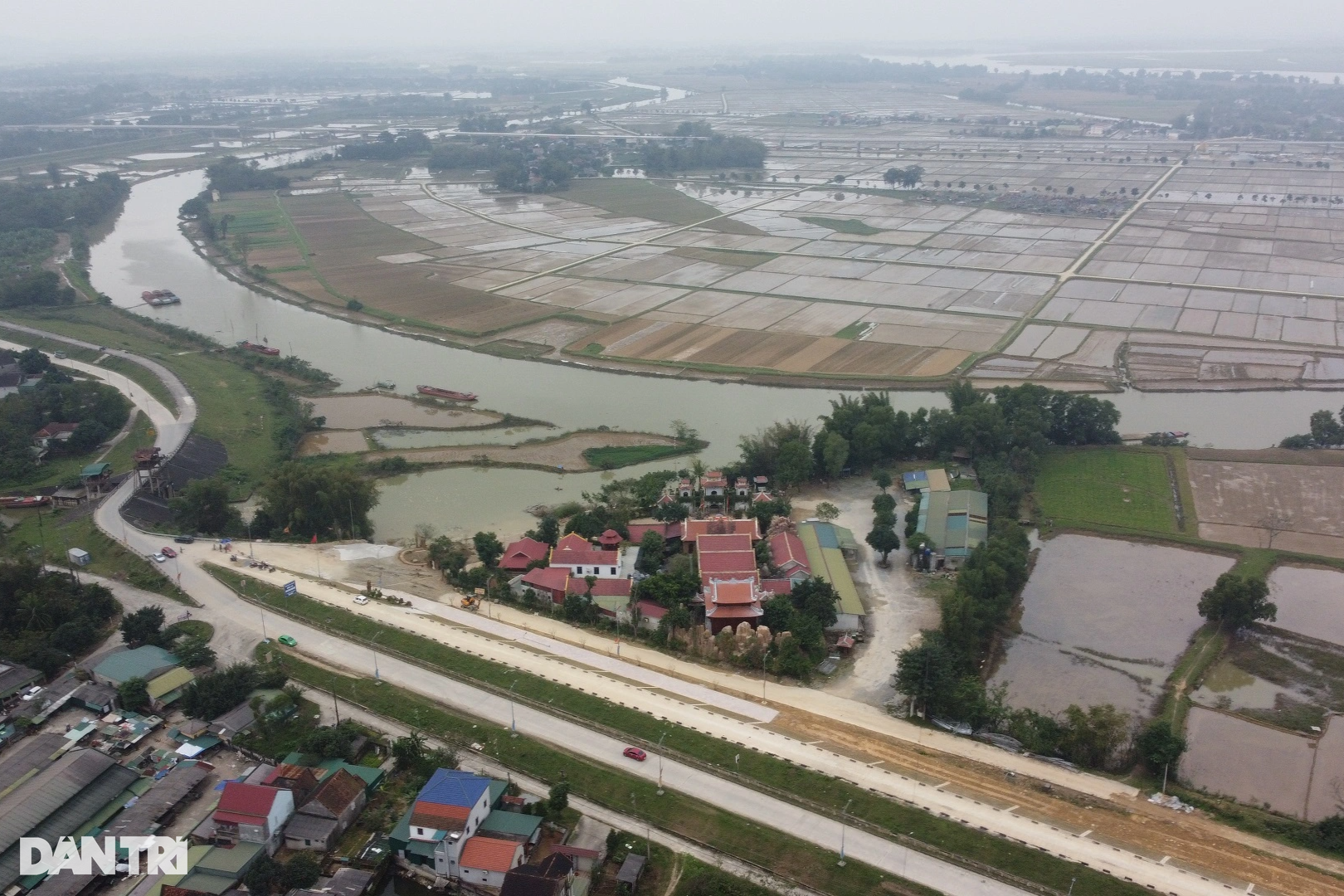 Sạt lở ăn sâu hơn 10m, ngôi đền thiêng nổi tiếng Hà Tĩnh dừng mọi hoạt động - 12