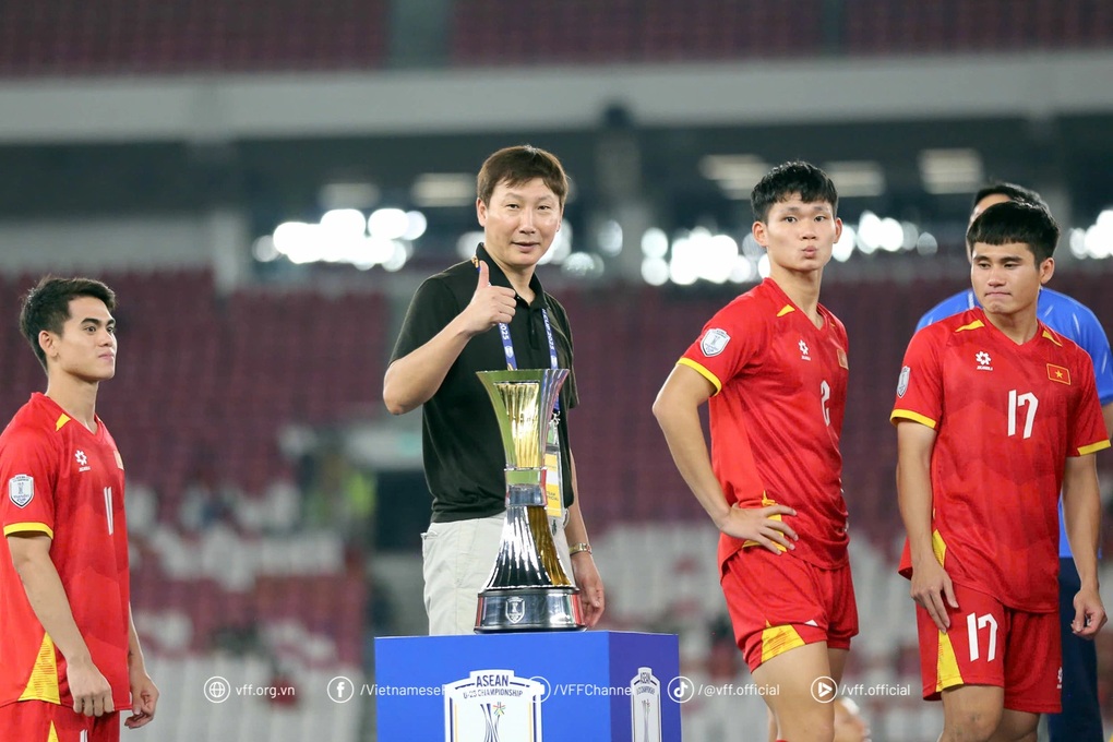 Lý giải hành động vẫy khăn tắm đến từ trợ lý của HLV Kim Sang Sik - 2 Lý giải hành động vẫy khăn tắm đến từ trợ lý của HLV Kim Sang Sik - 2