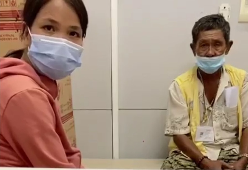 Chuyện cổ tích của người đàn ông ôm cả rắn hổ mang chúa vào viện - 2 Chuyện cổ tích của người đàn ông ôm cả rắn hổ mang chúa vào viện - 2