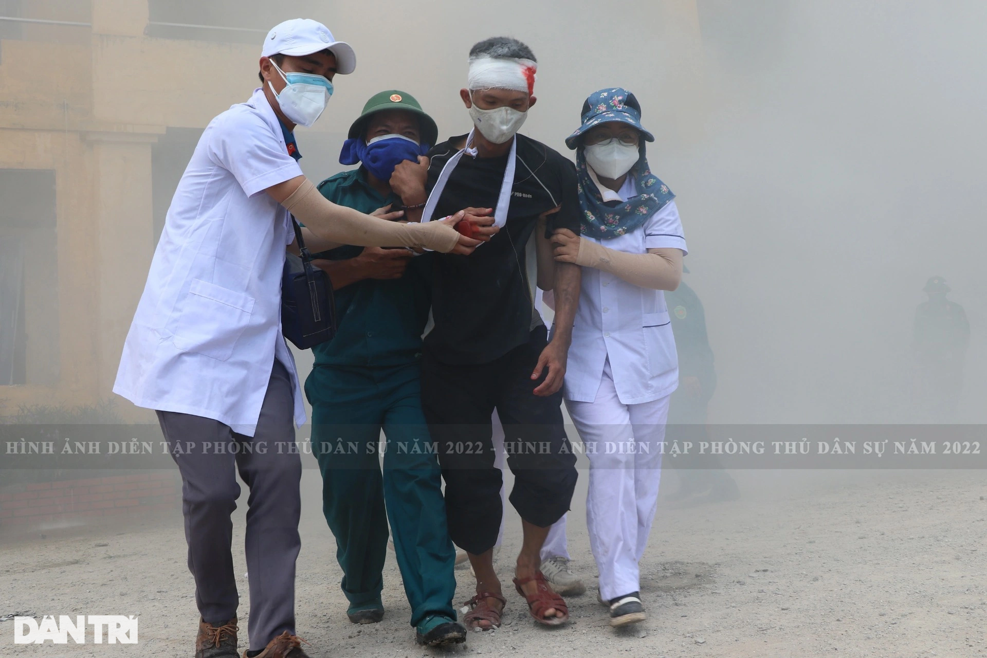 Giả định tình huống thảm họa cháy chung cư, hàng trăm người mắc kẹt - 14